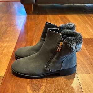 Coke Haan Size 9.5 waterproof Suede boots. Great condition!